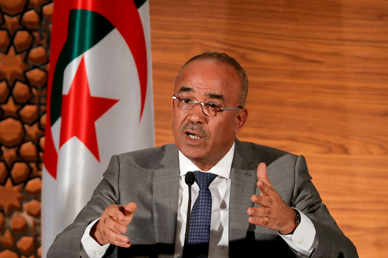 © Reuters. الرئيس الجزائري يعين حكومة لتصريف الأعمال وسط اضطرابات