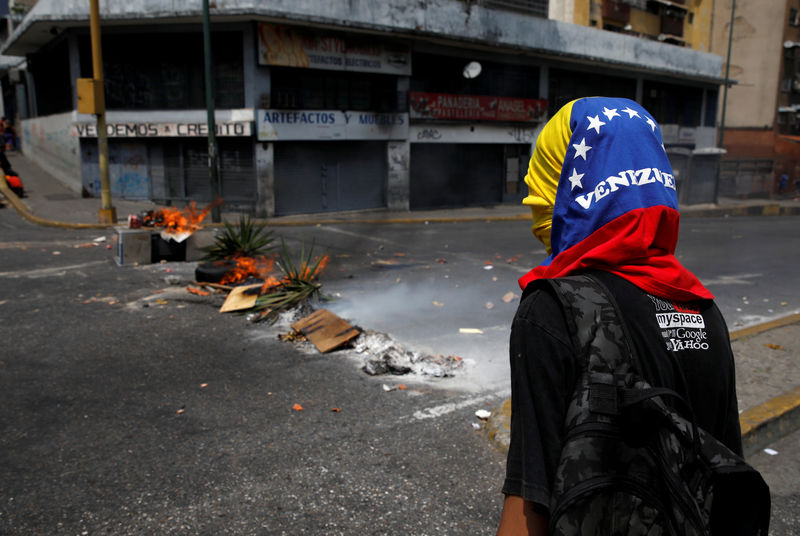 © Reuters. Foto del domingo de un manifestante en una marcha en caracas contra el Gobierno del presidente Nicolás Maduro
