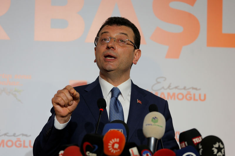 © Reuters. الحزب الحاكم وحزب معارض يعلنان الفوز برئاسة بلدية اسطنبول