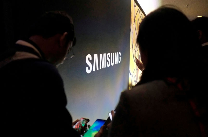 © Reuters. FILE PHOTO: Attendees at Samsung Electronics Co LtdÕs Unpacked event test out the companyÕs new devices in  in San Francisco