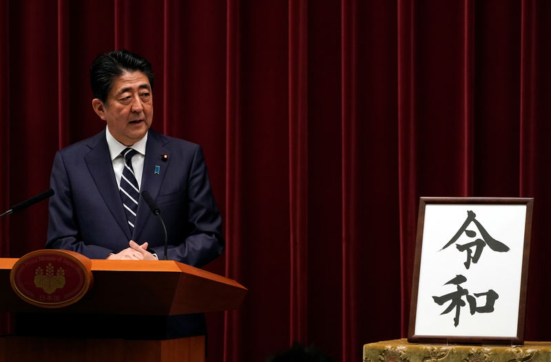 © Reuters. Japan's Prime Minister Shinzo Abe delivers a press conference standing next to the calligraphy 'Reiwa' which was chosen as the new era name at the prime minister's office in Tokyo