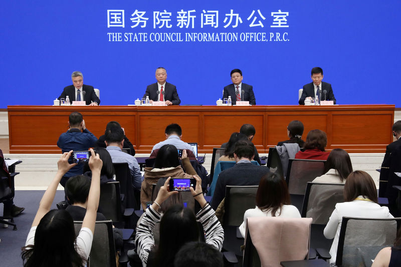 © Reuters. Officials of Ministry of Public Security, National Health Commission and National Medical Products Administration attend a news conference on fentanyl-related substances control, in Beijing