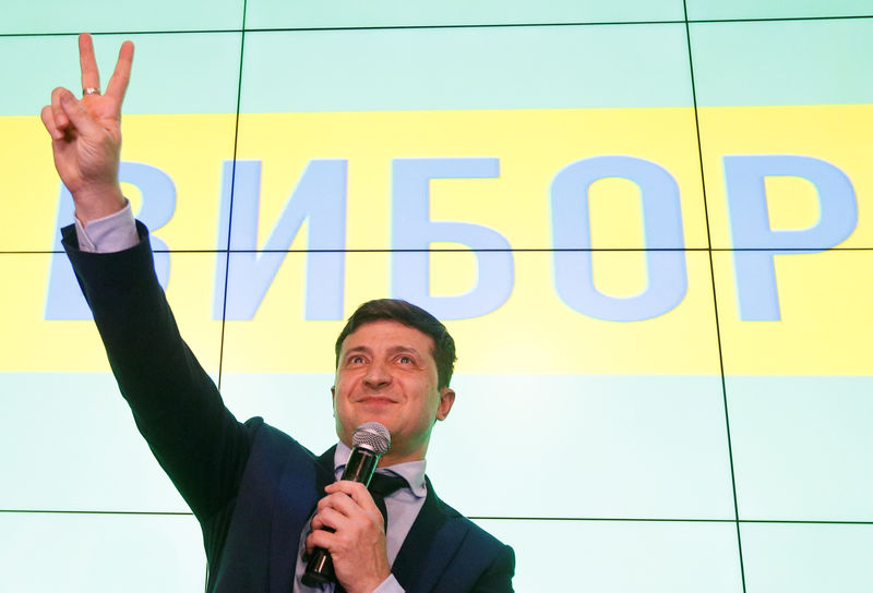 © Reuters. فرز الأصوات يؤكد تقدم الممثل الكوميدي زيلينسكي في انتخابات أوكرانيا