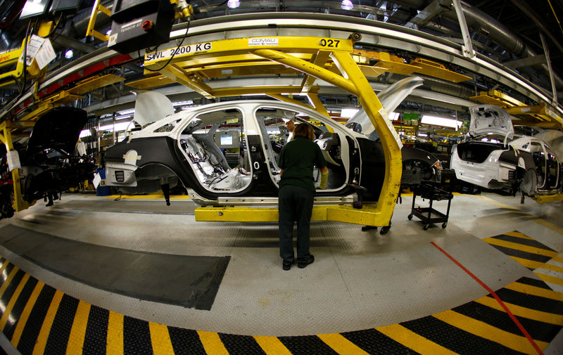 © Reuters. FILE PHOTO: Staff work on the Jaguar XJ production line at their Castle Bromwich Assembly Plant in Birmingham