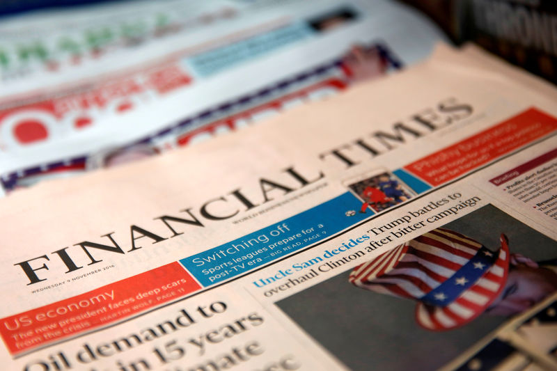 © Reuters. FILE PHOTO: The cover of the Financial Times newspaper is seen with other papers at a news stand in New York