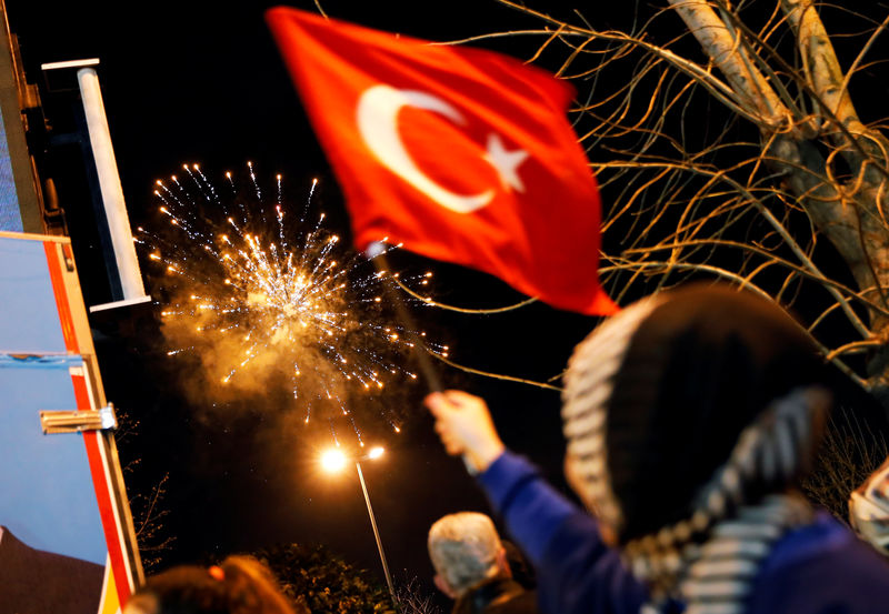 © Reuters. مراقبون انتخابيون يبدون قلقا إزاء قيود على حرية التعبير في تركيا