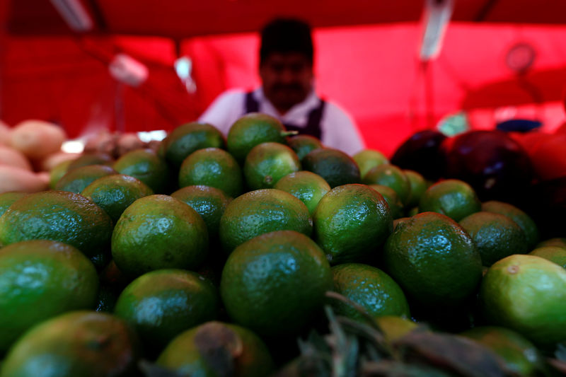 © Reuters. Avocados are pictured at a store in Mexico City