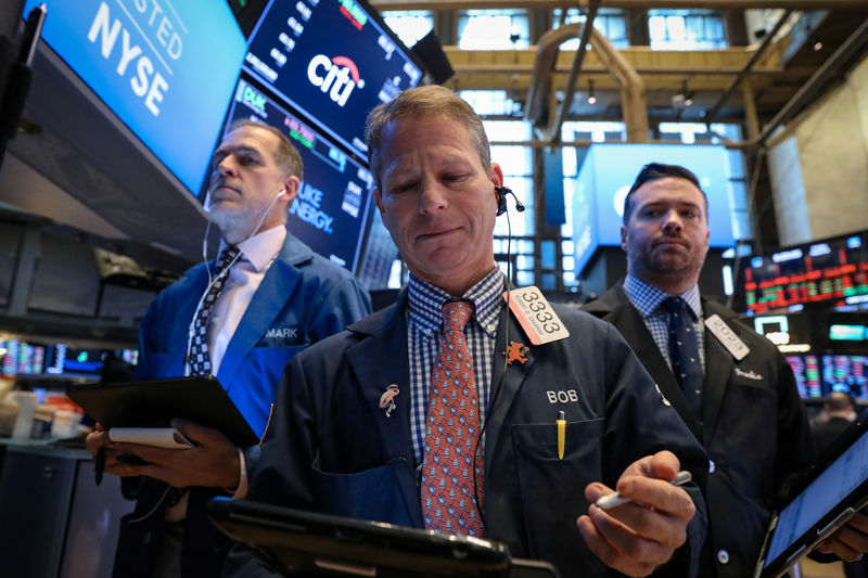 © Reuters. Traders work on the floor of the NYSE in New York