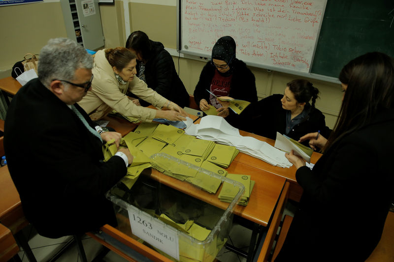 © Reuters. الحزب الحاكم في تركيا يقول إنه سيطعن في نتائج الانتخابات في أنقرة