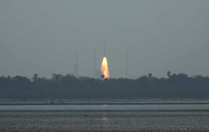 © Reuters. في سابقة للهند.. صاروخ واحد يضع أقمارا صناعية في ثلاثة مدارات