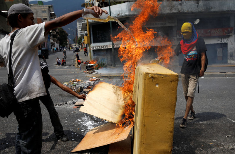 © Reuters. Protesto anti-Maduro em rua de Caracas