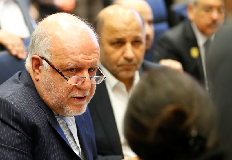 © Reuters. FILE PHOTO:  Iran's Oil Minister Zanganeh talks to journalists at the beginning of an OPEC meeting in Vienna