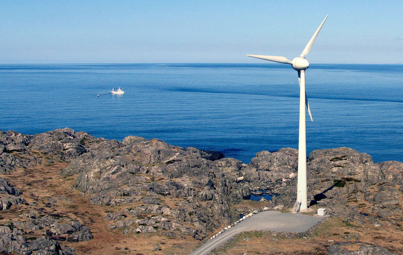 © Reuters. FILE PHOTO: A windmill stands next to the ocean in Utsira, a North Sea island.