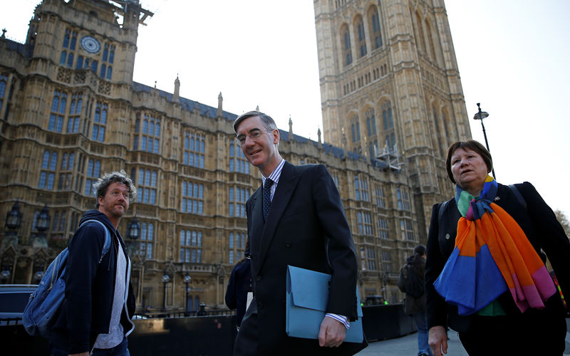 © Reuters. FOTO DE ARCHIVO - El parlamentario del Partido Conservador de Reino Unido, Jacob Rees-Mogg, se dirige al Parlamento en Londres