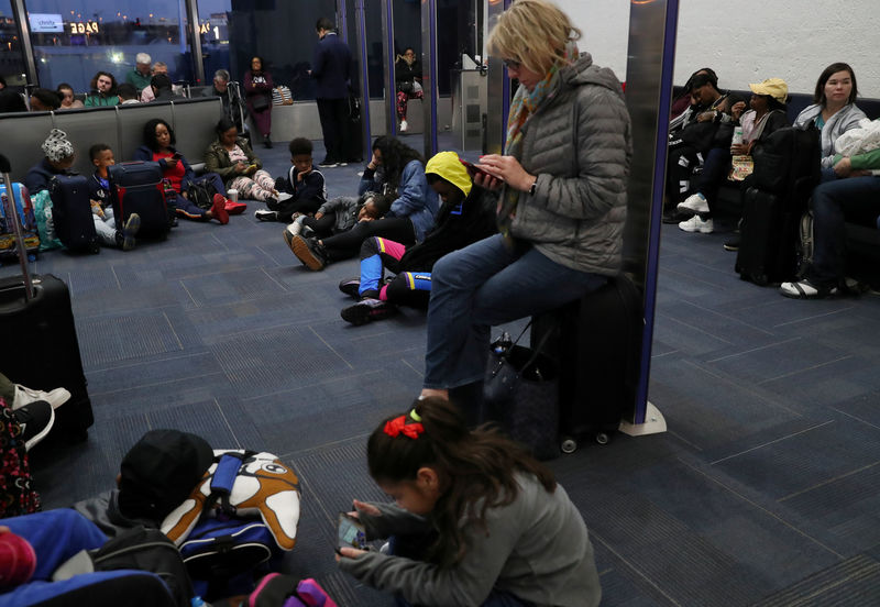 © Reuters. Passageiros esperam em aeroporto em Arlington, após voos atrasados da Southwest