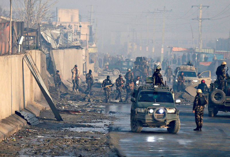 © Reuters. تصعيد للحرب في أفغانستان بالتزامن مع مسعى السلام