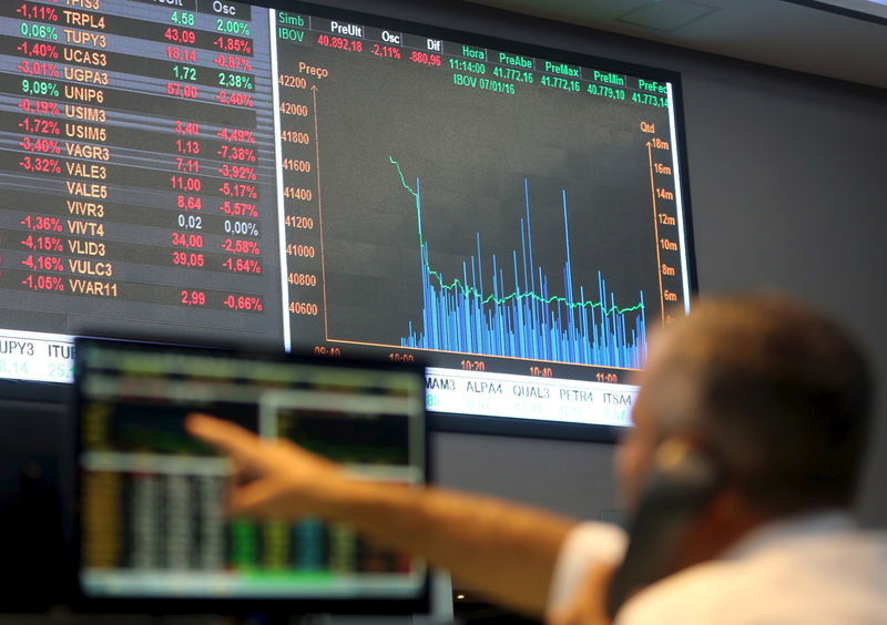 © Reuters. Operador observa painel de ações na Bolsa de Valores de São Paulo
