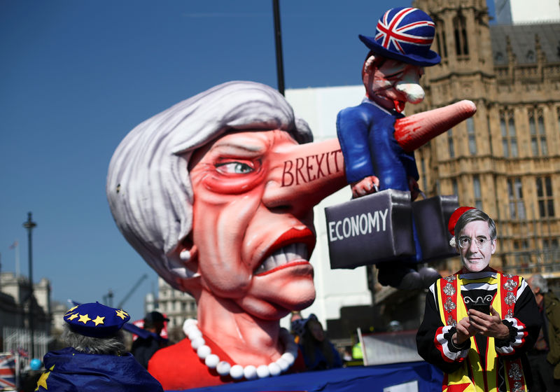 © Reuters. Manifestantes protestam contra o Brexit em frente ao Parlamento britânico