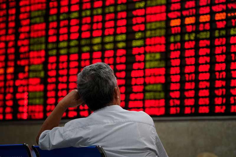 © Reuters. Investidor observa painel eletrônico em Xangai, China
