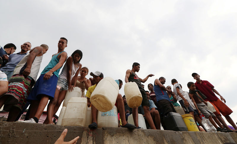 © Reuters. احتجاجات مزمعة في فنزويلا على نقص الكهرباء والماء مع قرب تطبيق نظام الحصص