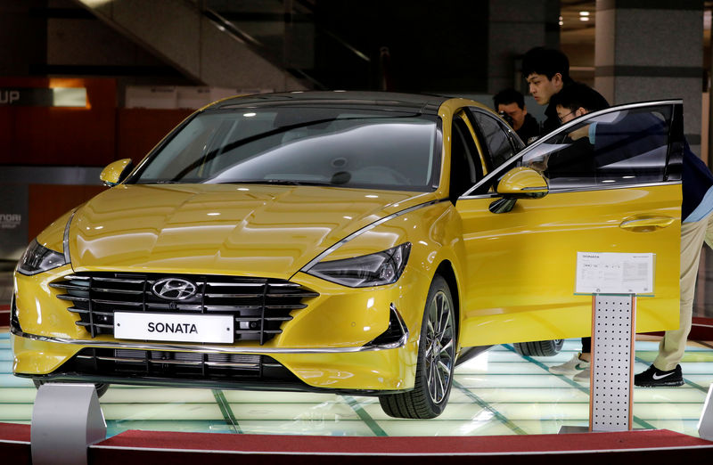 © Reuters. FILE PHOTO: A Hyundai Motors' all-new Sonata sedan is seen on display at the company's headquarters in Seoul