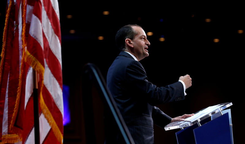 © Reuters. FILE PHOTO: U.S. Labor Secretary Alexander Acosta  speaks at the SelectUSA Investment Summit in National Harbor