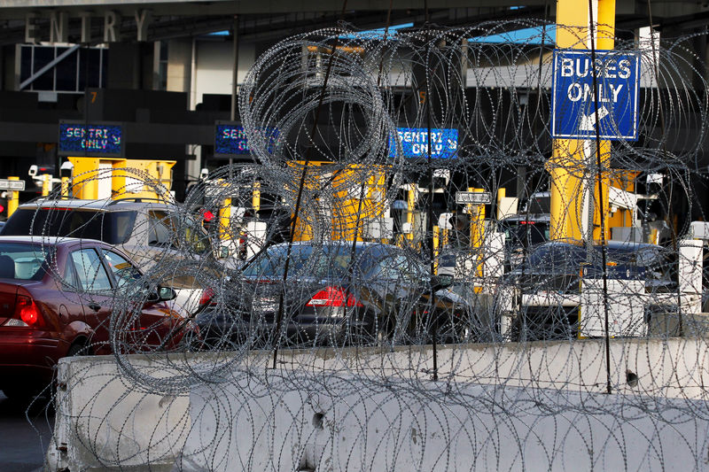 © Reuters. Cars are seen queue up in multiple lines through concertina wire as they wait to be inspected by U.S. border patrol officers to enter from Mexico into the U.S., at the San Ysidro point of entry, in Tijuana