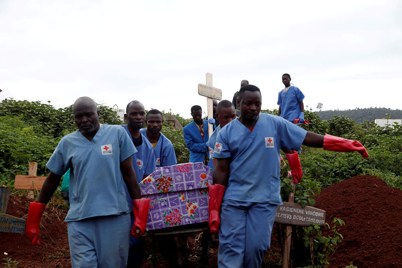 © Reuters. Agentes da Cruz Vermelha levam caixão de vítima de Ebola durante enterro na cidade de Butembo, na República Democrática do Congo