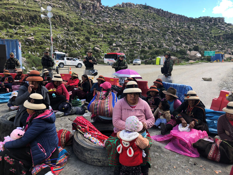 © Reuters. Manifestantes bloqueiam estrada que dá acesso a mina de cobre em Fuerabamba, na região de Apurimac, no Peru