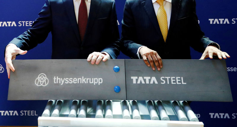 © Reuters. Germany's ThyssenKrupp CEO Hiesinger and Tata Sons Chairman Chandrasekaran pose at a joint news conference in Brussels