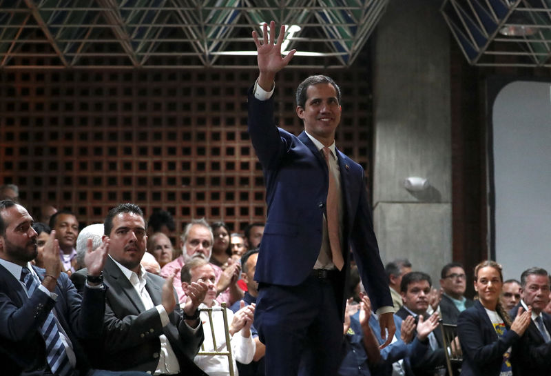 © Reuters. Juan Guaidó durante reunião com líderes políticos em Caracas