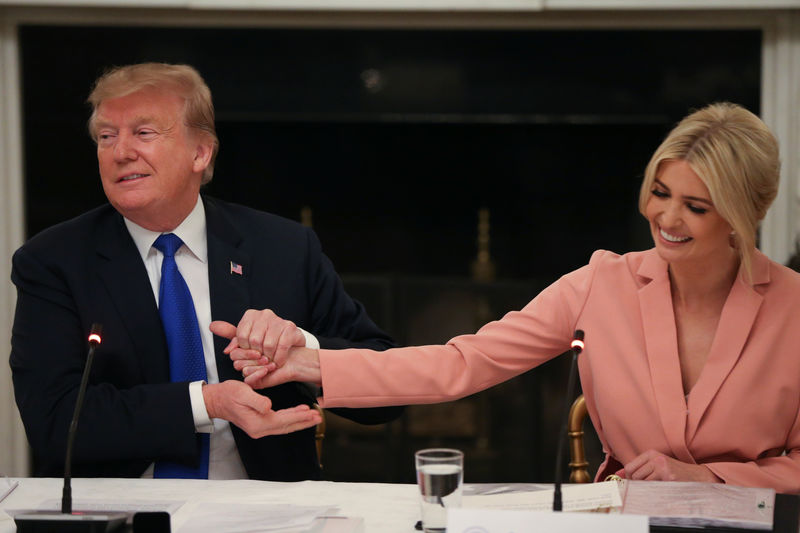 © Reuters. Imagen de archivo del presidente de Estados Unidos, Donald Trump, y su hija y asesora senior de la Casa Blanca, Ivanka, durante una reunión en la Casa Blanca en Washington