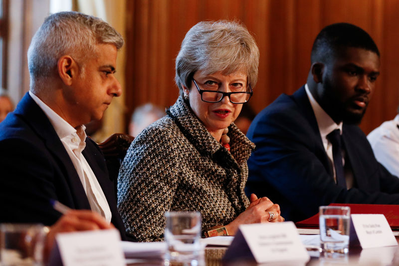 © Reuters. La primera ministra británica Theresa May encabeza un encuentro para hablar sobre violencia juvenil en la sede del gobierno en el 10 de Downing Street, en Londres.