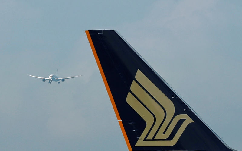 © Reuters. Singapore Airlines' first Boeing 787-10 Dreamliner prepares to land at Changi Airport