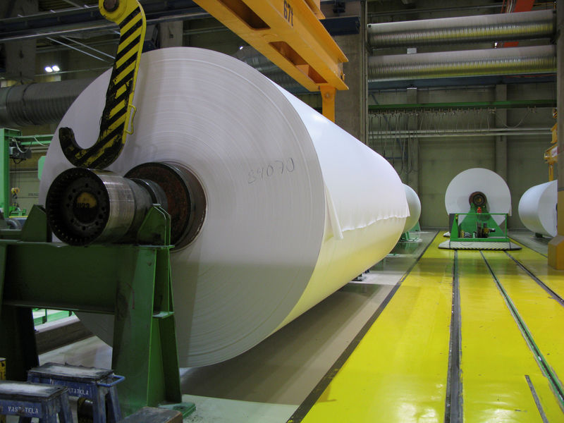 © Reuters. FILE PHOTO: Magazine paper rolls are seen at UPM-Kymmene’s paper mill in Kaukas, Lappeenranta