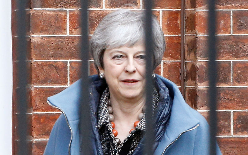 © Reuters. رئيسة الوزراء البريطانية تحاول شق مسار للخروج من الأزمة
