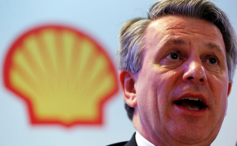 © Reuters. FILE PHOTO: Ben van Beurden, CEO of Royal Dutch Shell, speaks during a news conference in Rio de Janeiro