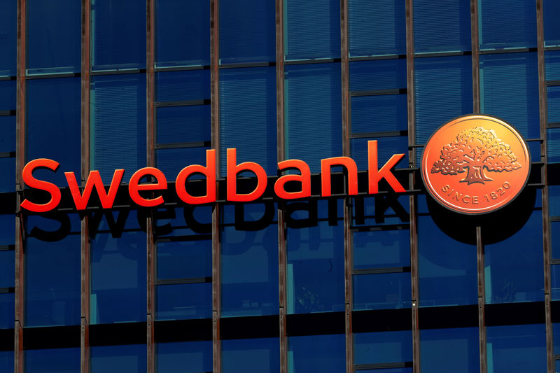 © Reuters. FILE PHOTO: Swedbank sign is seen on the building of the bank's Lithuanian headquarters in Vilnius