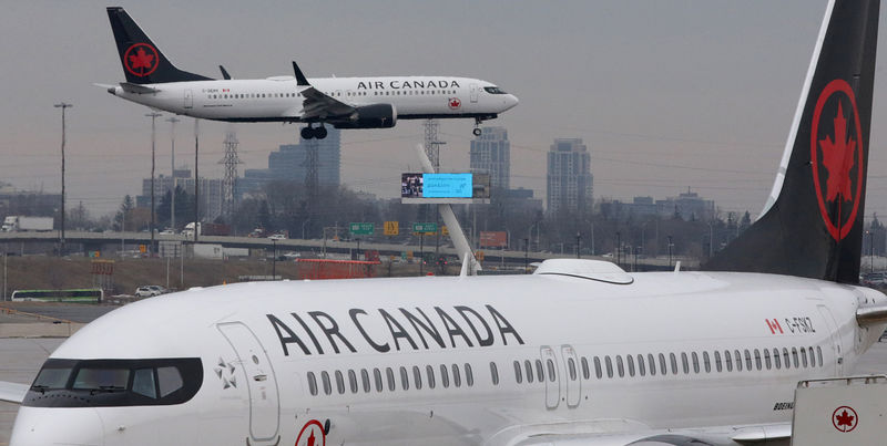 © Reuters. FILE PHOTO: An Air Canada Boeing 737 MAX 8 from San Francisco approaches for landing at Toronto Pearson International Airport over a parked Air Canada Boeing 737 MAX 8 aircraft in Toronto, Ontario, Canada