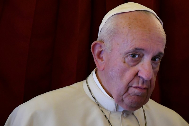 © Reuters. Papa Francisco durante entrevista a repórteres a bordo de avião voltando de viagem a Marrocos