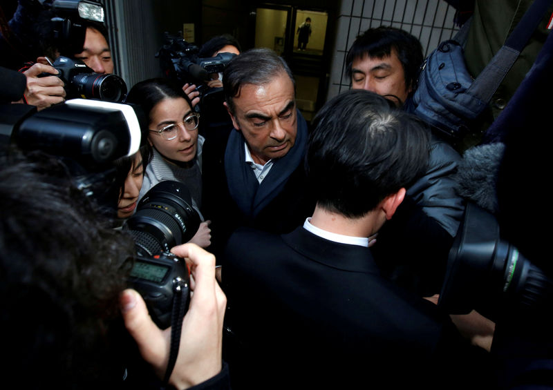 © Reuters. Ghosn cercado por jornalistas ao deixar o escritório de seu advogado em Tóquio