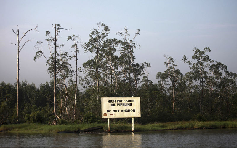 © Reuters. FILE PHOTO: A warning sign belonging to the company Royal Dutch Shell is seen along the Nembe creek in Nigeria's oil state of Bayelsa