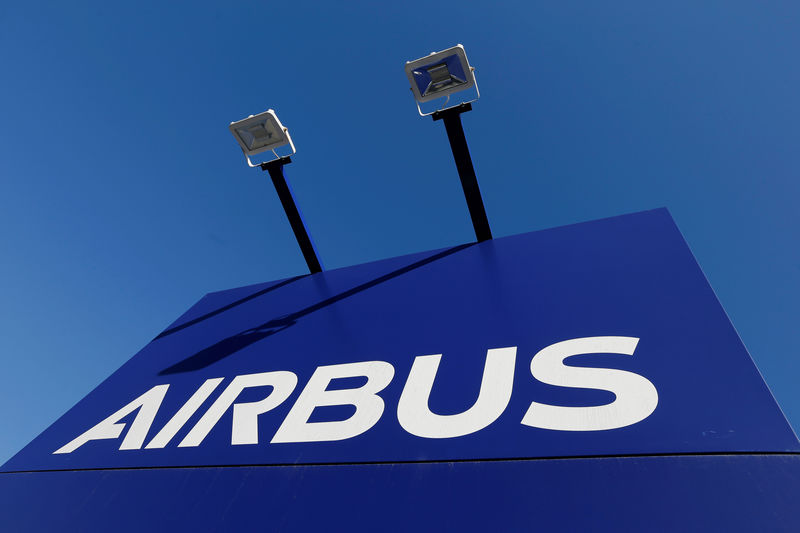 © Reuters. FILE PHOTO:  The Airbus logo is pictured at Airbus headquarters in Blagnac near Toulouse