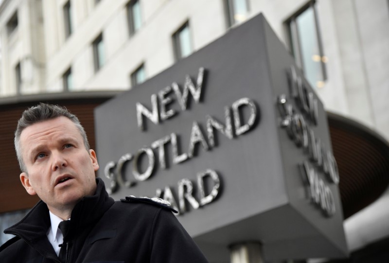 © Reuters. Subcomissário de polícia de Londres, Graham McNulty, faz pronunciamento em frente ao prédio da New Scotland Yard