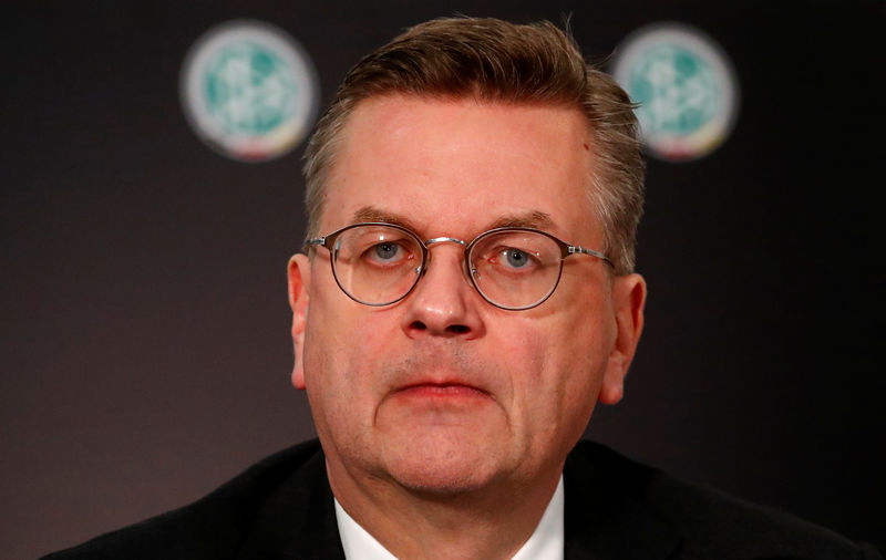 © Reuters. Reinhard Grindel, presidente de la federación alemana de fútbol DFB (Deutscher Fussball Bund) da una declaración en Fráncfort