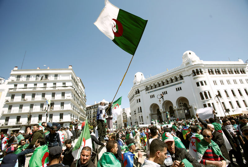 © Reuters. أحد زعماء احتجاجات الجزائر يتعهد باستمرار المظاهرات رغم قرار بوتفليقة التنحي