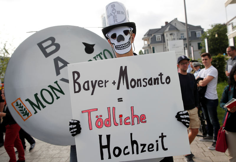 © Reuters. FILE PHOTO: Protest against the merger of Bayer AG and Monsanto in Bonn