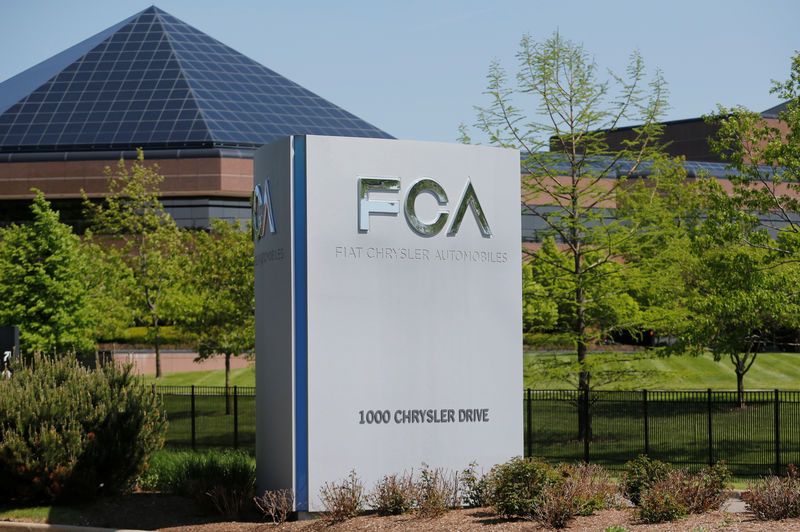 © Reuters. FILE PHOTO:  A Fiat Chrysler Automobiles sign is seen at the U.S. headquarters in Auburn Hills, Michigan,