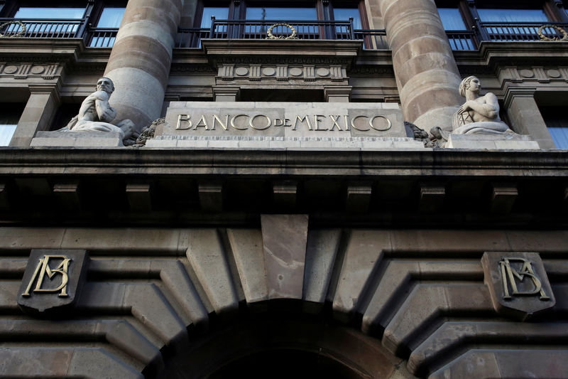 © Reuters. FILE PHOTO:  The logo of Mexico's Central Bank (Banco de Mexico) is seen at its building in downtown Mexico City