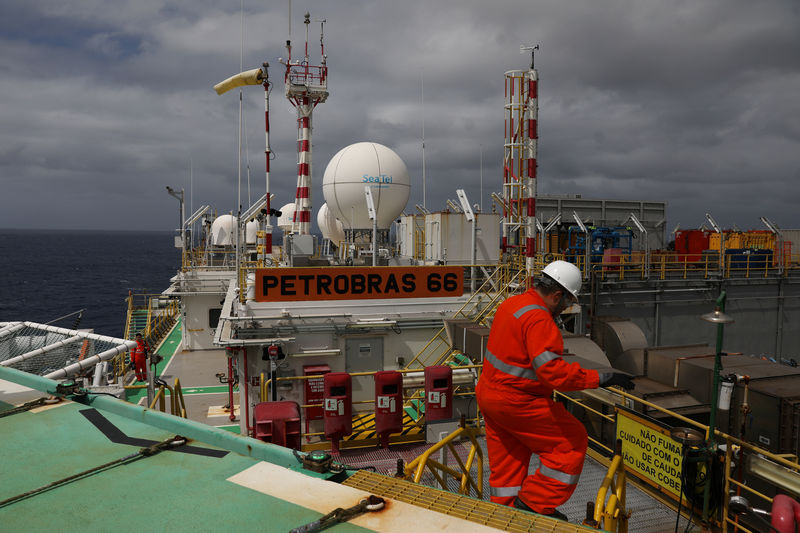 © Reuters. Plataforma da Petrobras na Bacia de Santos (RJ)
